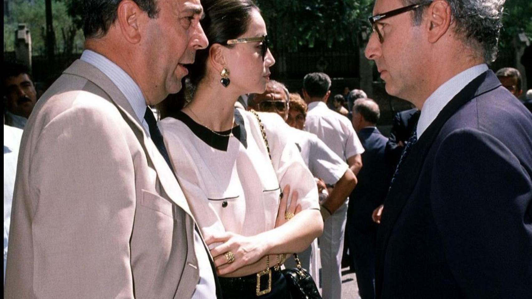 Un joven Amusategui conversa con Boyer en presencia de Preysler