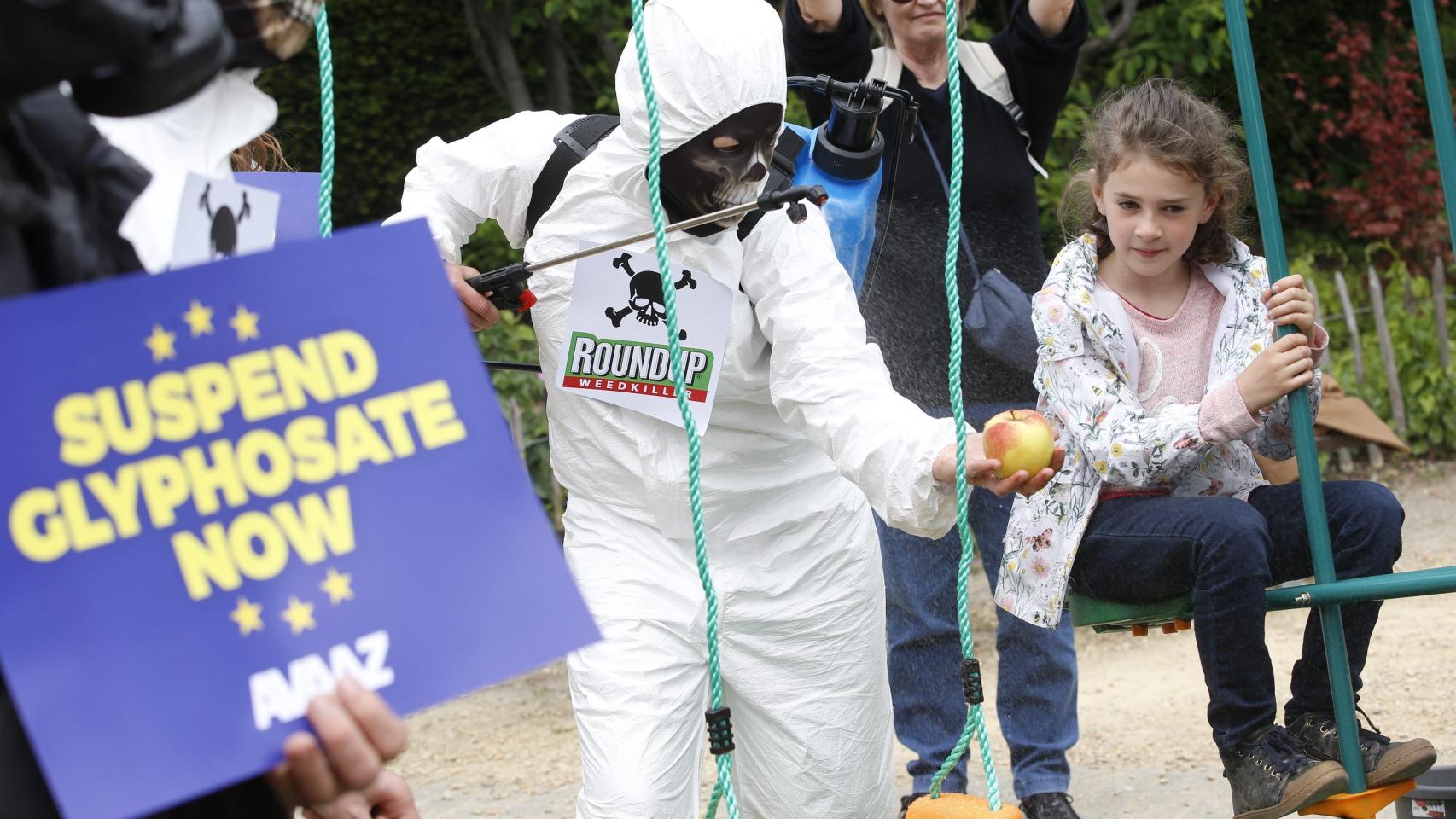 Activiztas de Avaaz protestan contra el uso de pesticidas con glifosato en Bruselas.