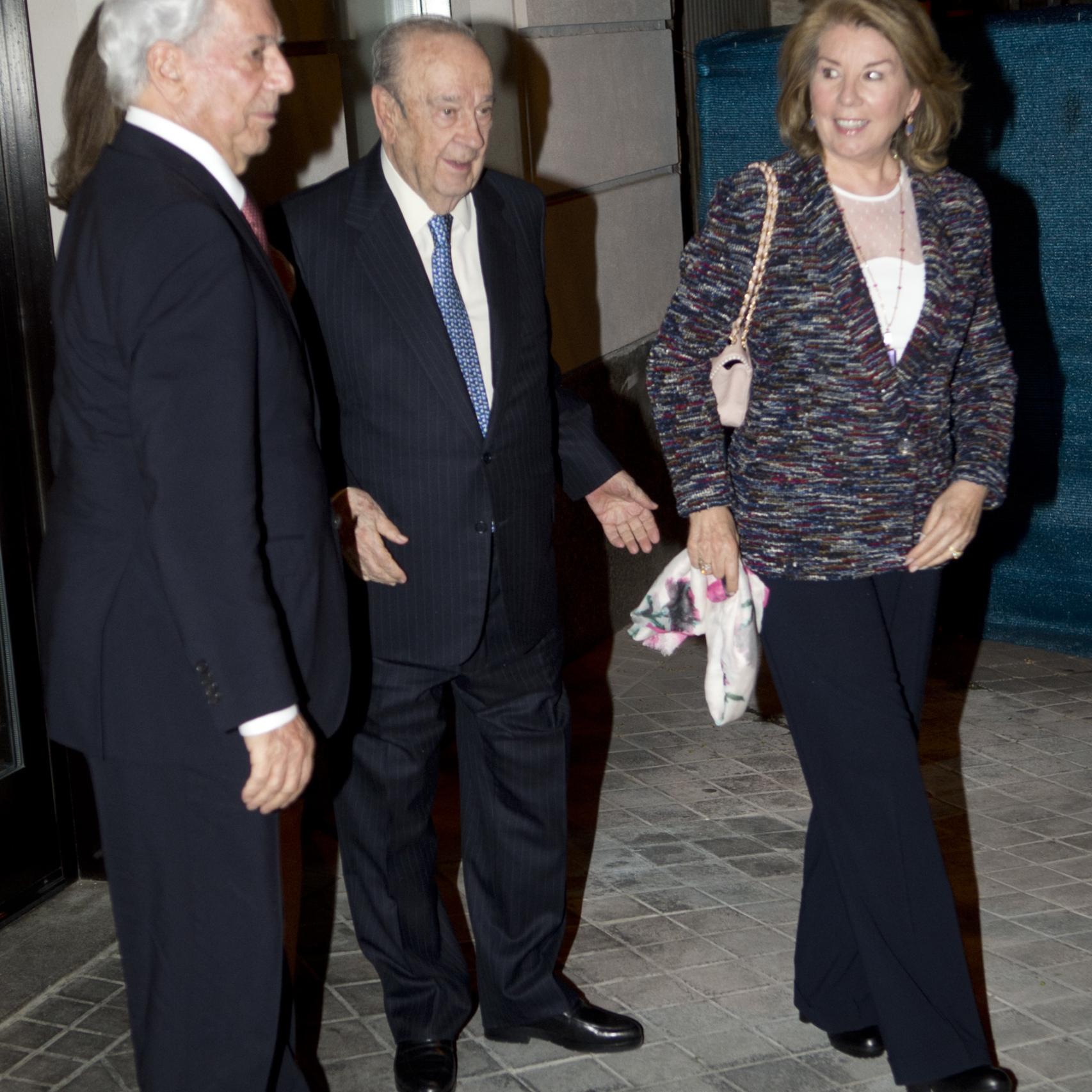 Las dos parejas de amigos se despiden tras la cena