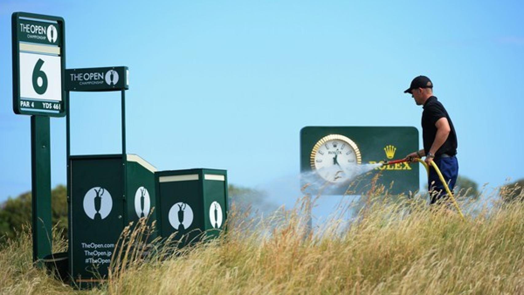Uno de los cuidadores de Muirfield durante uno de los Open celebrados en el club.