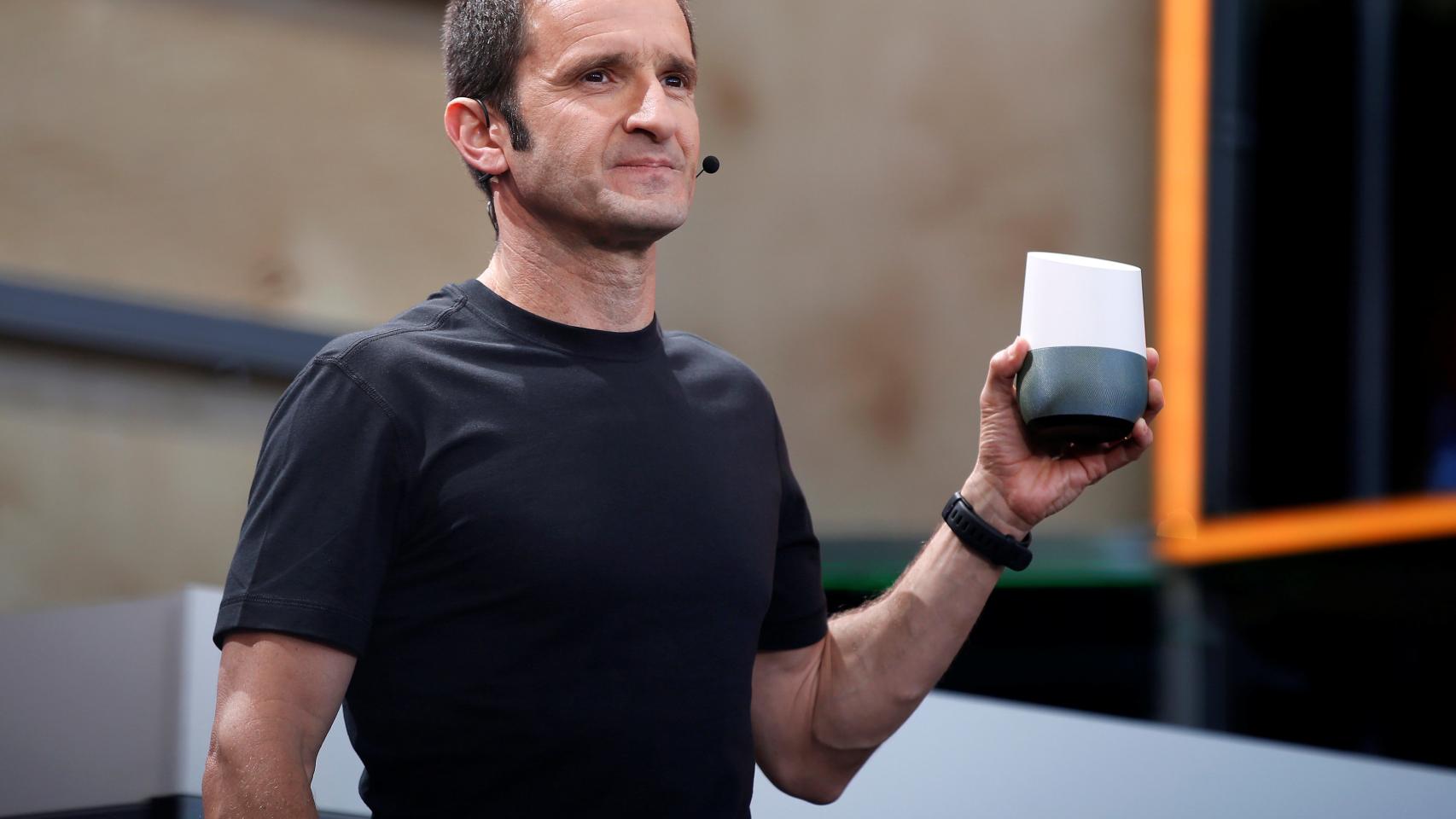 Mario Queiroz, vicepresidente de producto de Google, sostiene un dispositivo Google Home
