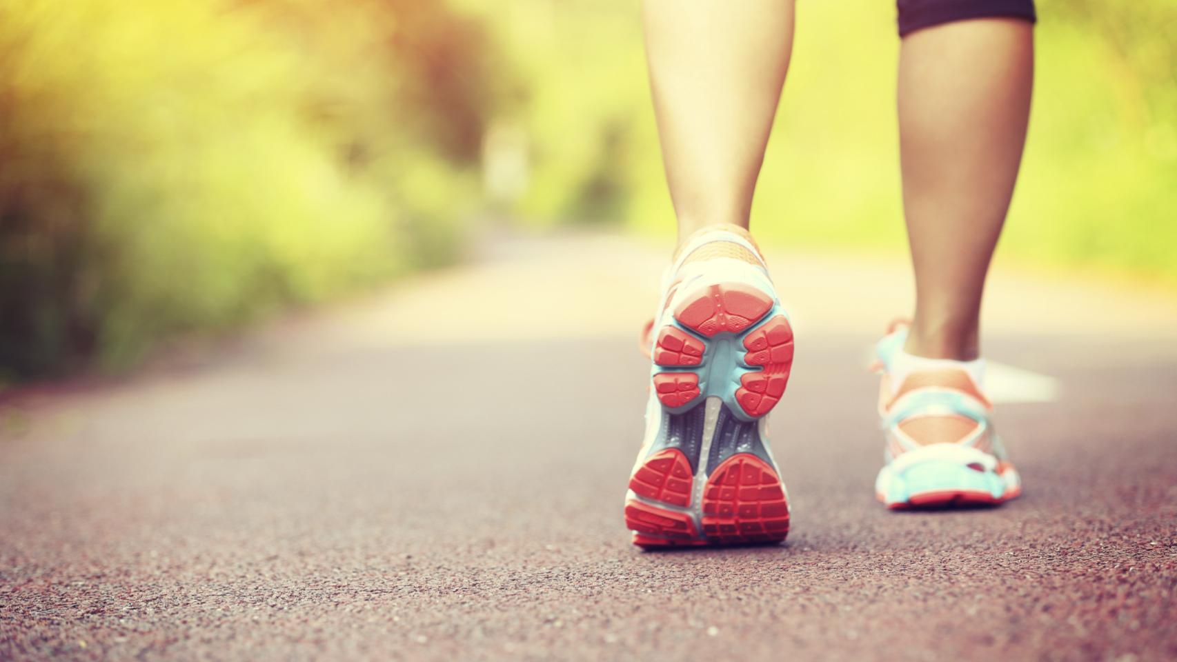 Andar media hora al día adelgaza más que ir al gimnasio