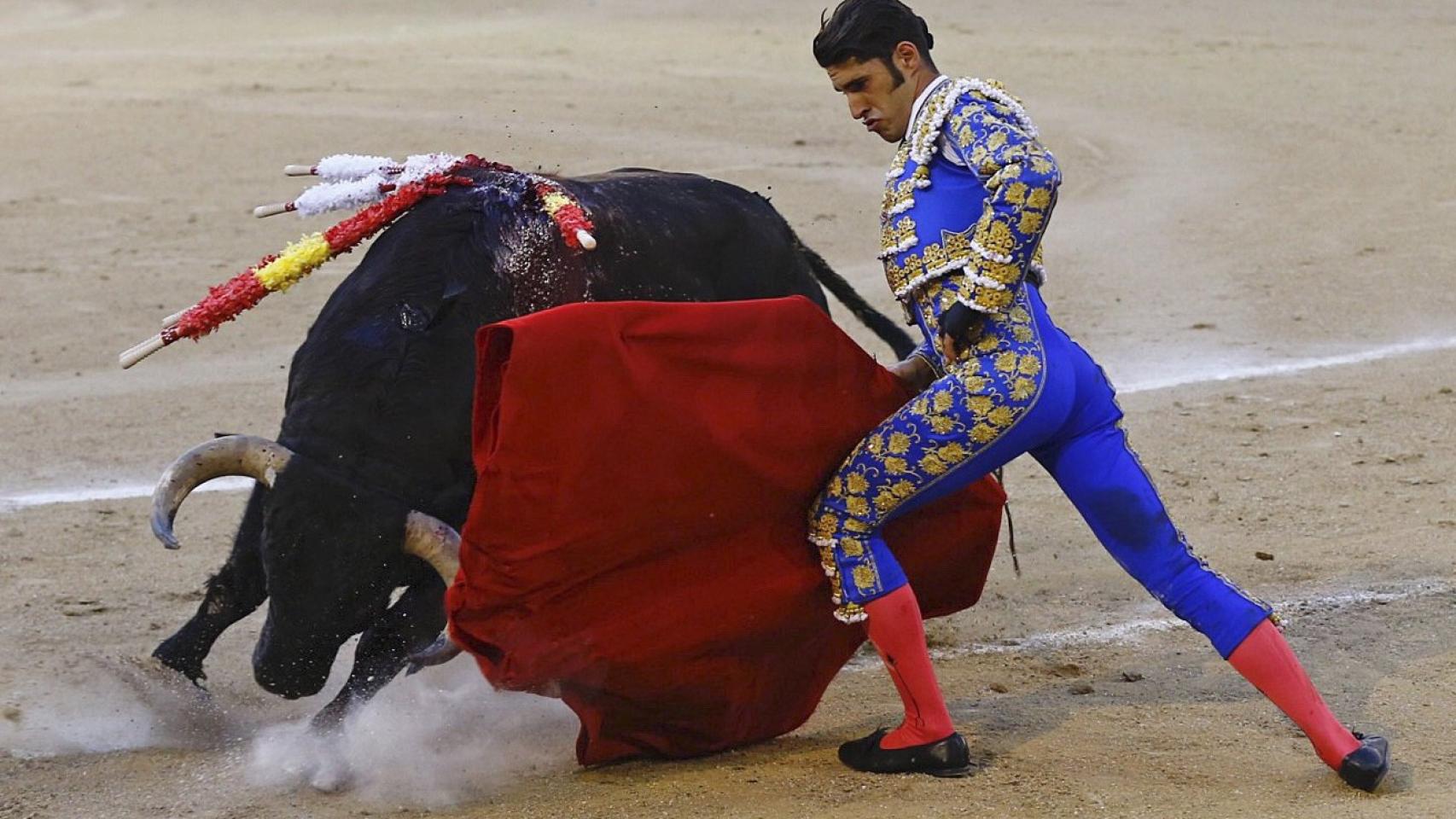 Alejandro Talavante da un pase con la muleta a su segundo toro.
