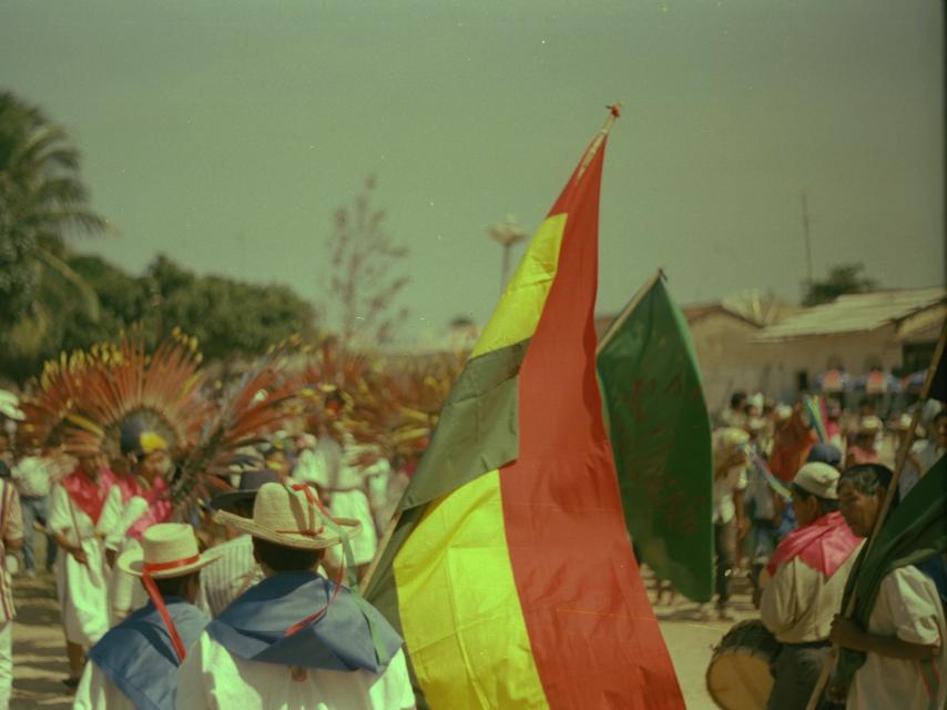 Un desfile en Bolivia fotografiado por uno de los expedicionarios en 1996.