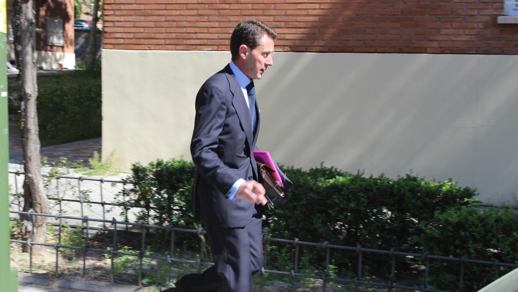 Antonio Camacho sale de su casa en Usera