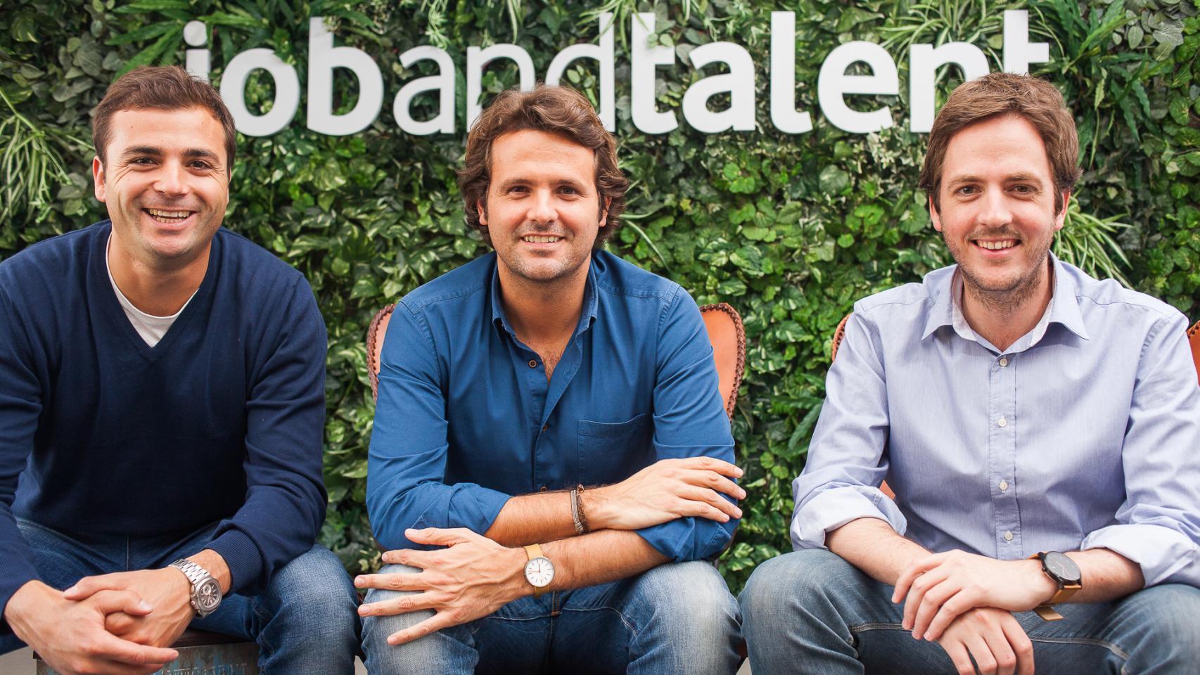 Los dos fundadores junto con el presidente Félix Ruiz (izquierda).