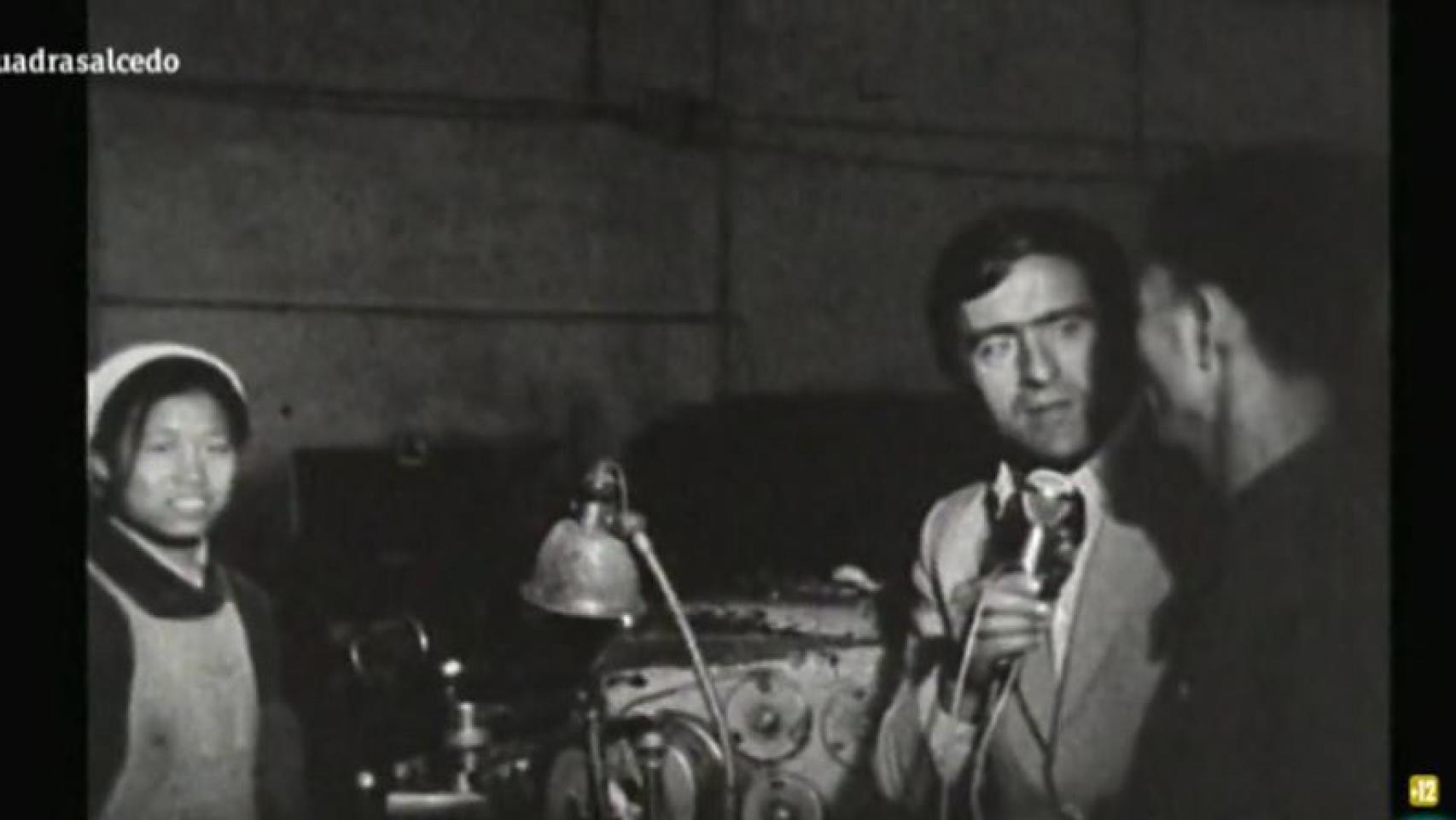 Una escena del documental con el periodista en una fábrica.