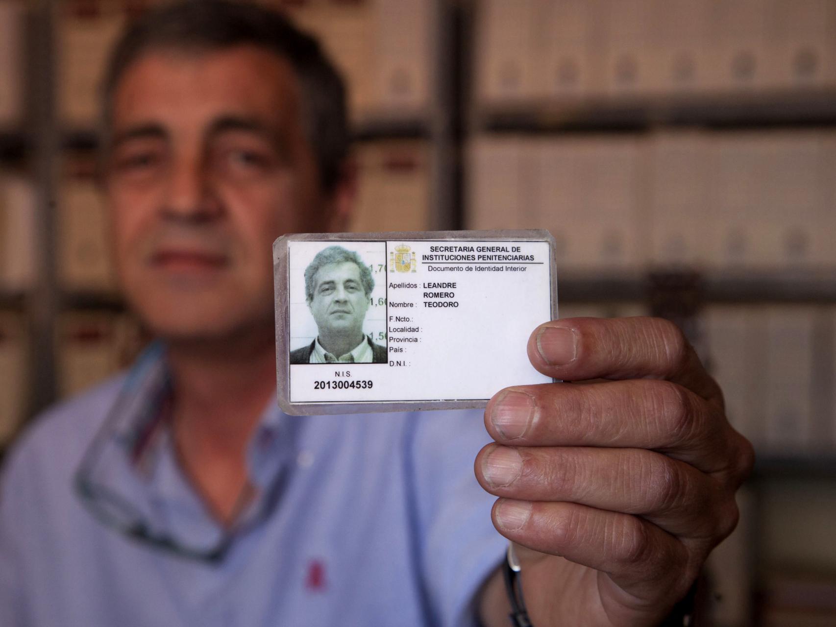 Teodoro Leandres muestra su carnet de presidiario