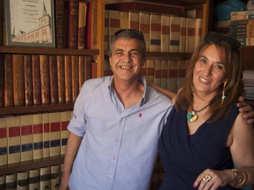 Teodoro Leandres, sonríente, junto a su abogada, Ana de Silva.