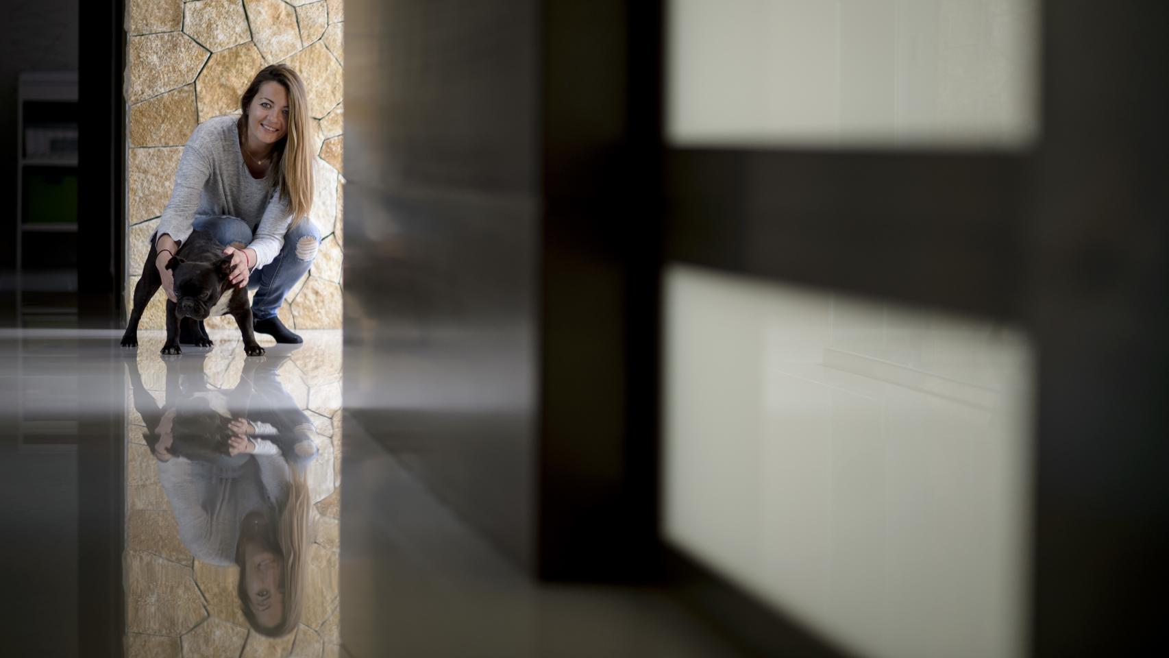 Natalia, con su perro Pancho.