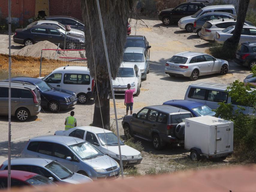Dos miembros del clan familiar trabajando en el solar convertido en aparcamiento