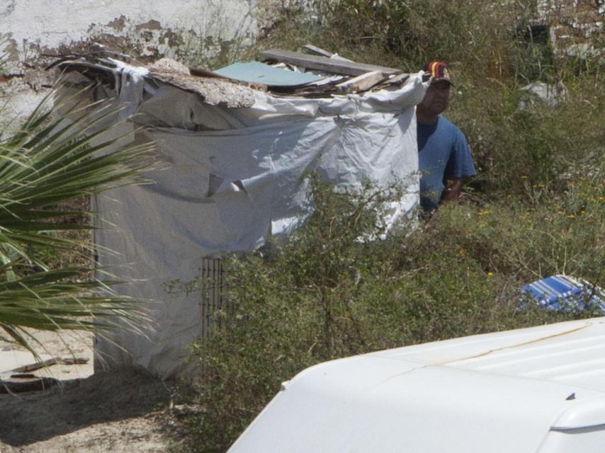 Neru Sali, quien compró a Verzinia, en el aseo construido con plásticos y hierros