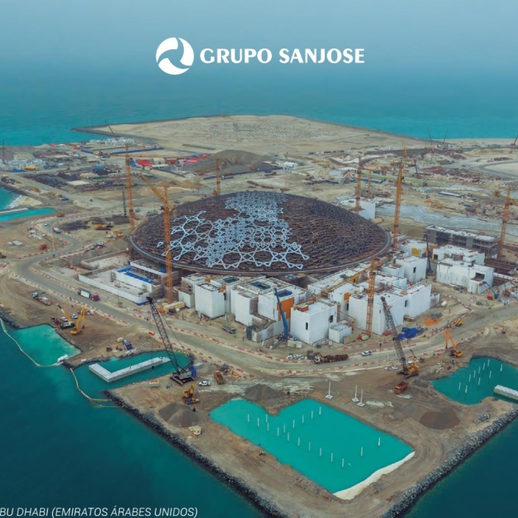 Museo Louvre de Abu Dhabi en plena construcción en la isla de Saadiyat