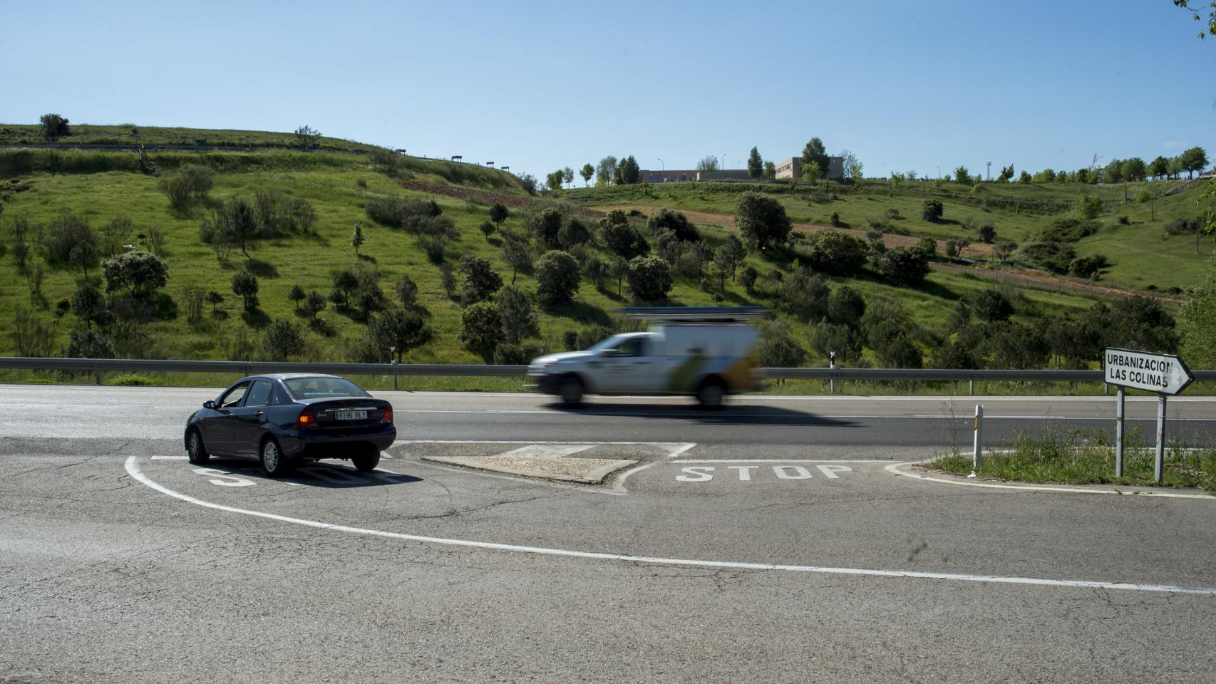 El peligroso cruce de salida de la urbanización Las Colinas.