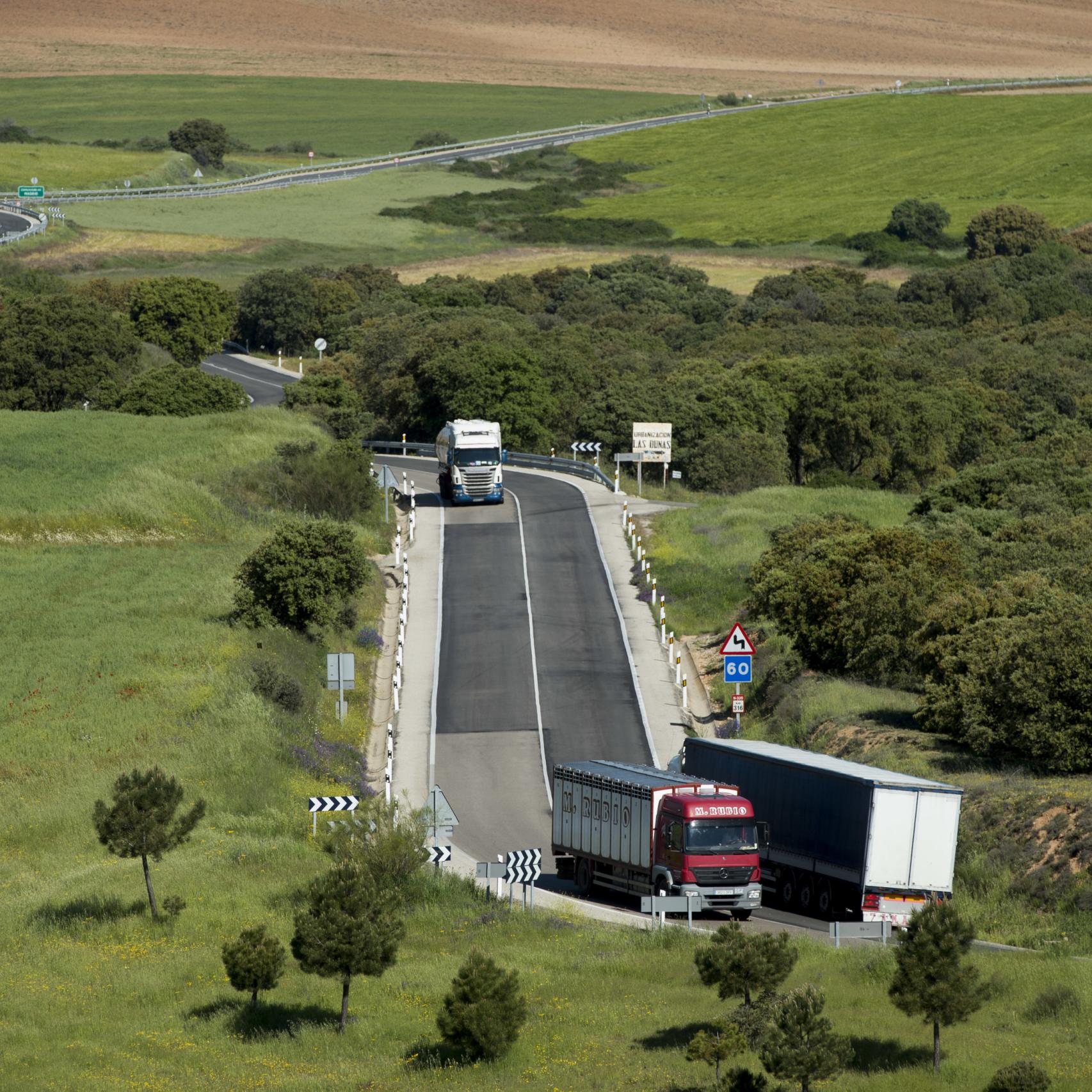 Uno de los tramos más enrevesados de la N-320, con camiones circulando