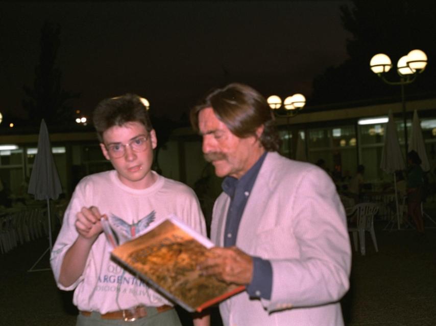 El expedicionario Francisco González junto a Miguel De la Quadra Salcedo en 1996.