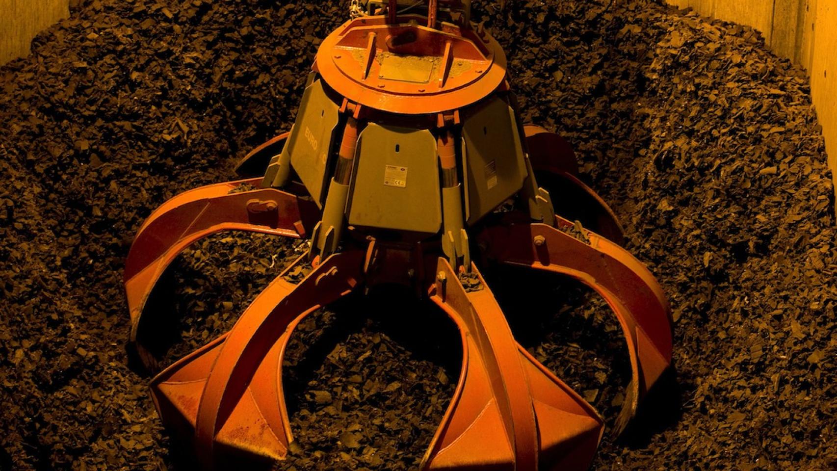 El reciclaje de neumáticos comienza con su triturado.