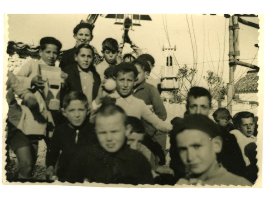 Niños haciendo la carretera de Málaga a Almería.