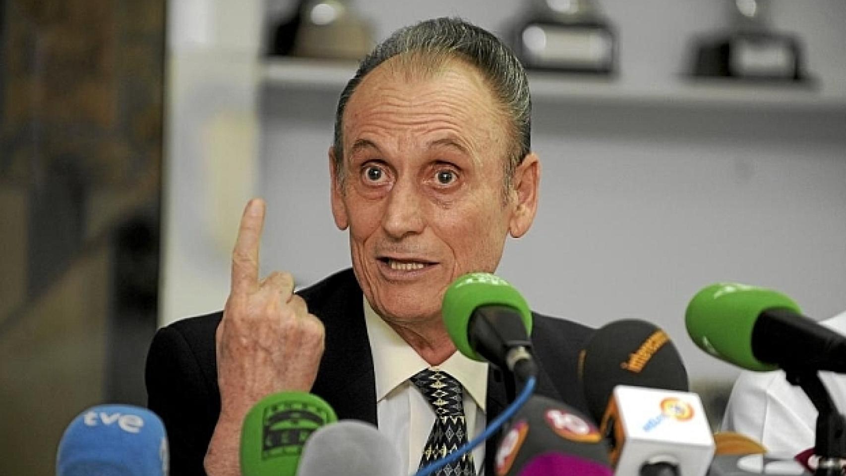 Lopera, inhabilitado a ocho años.