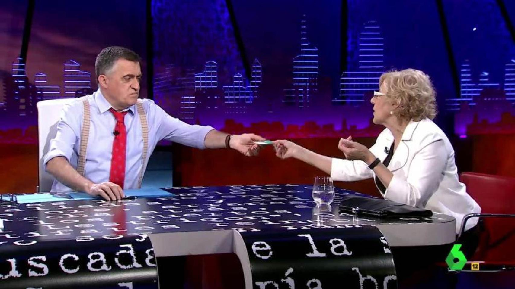 Carmena regala al Gran Wyoming un cenicero portátil.