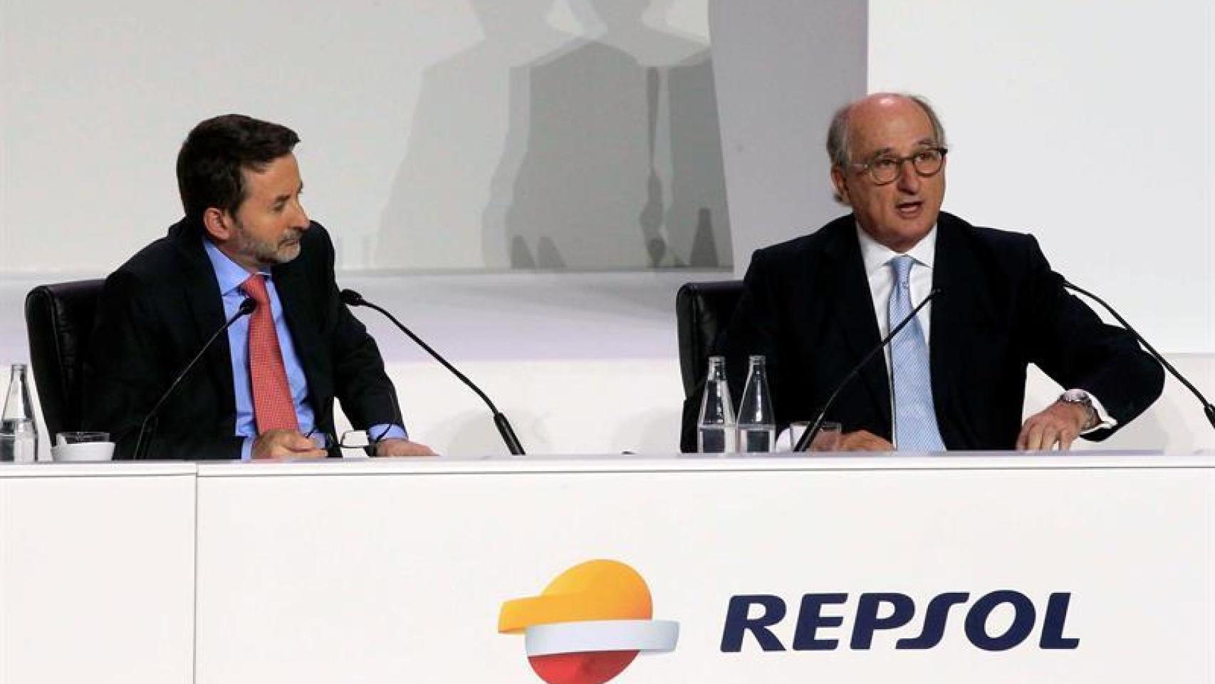 Josu Jon Imaz y Antonio Brufau en la junta de Repsol