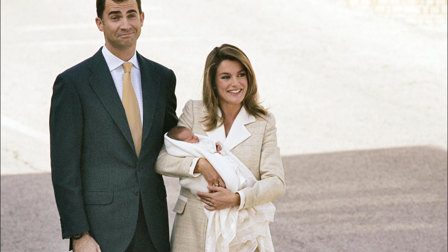 La feliz pareja presenta a su hija Leonor a la prensa