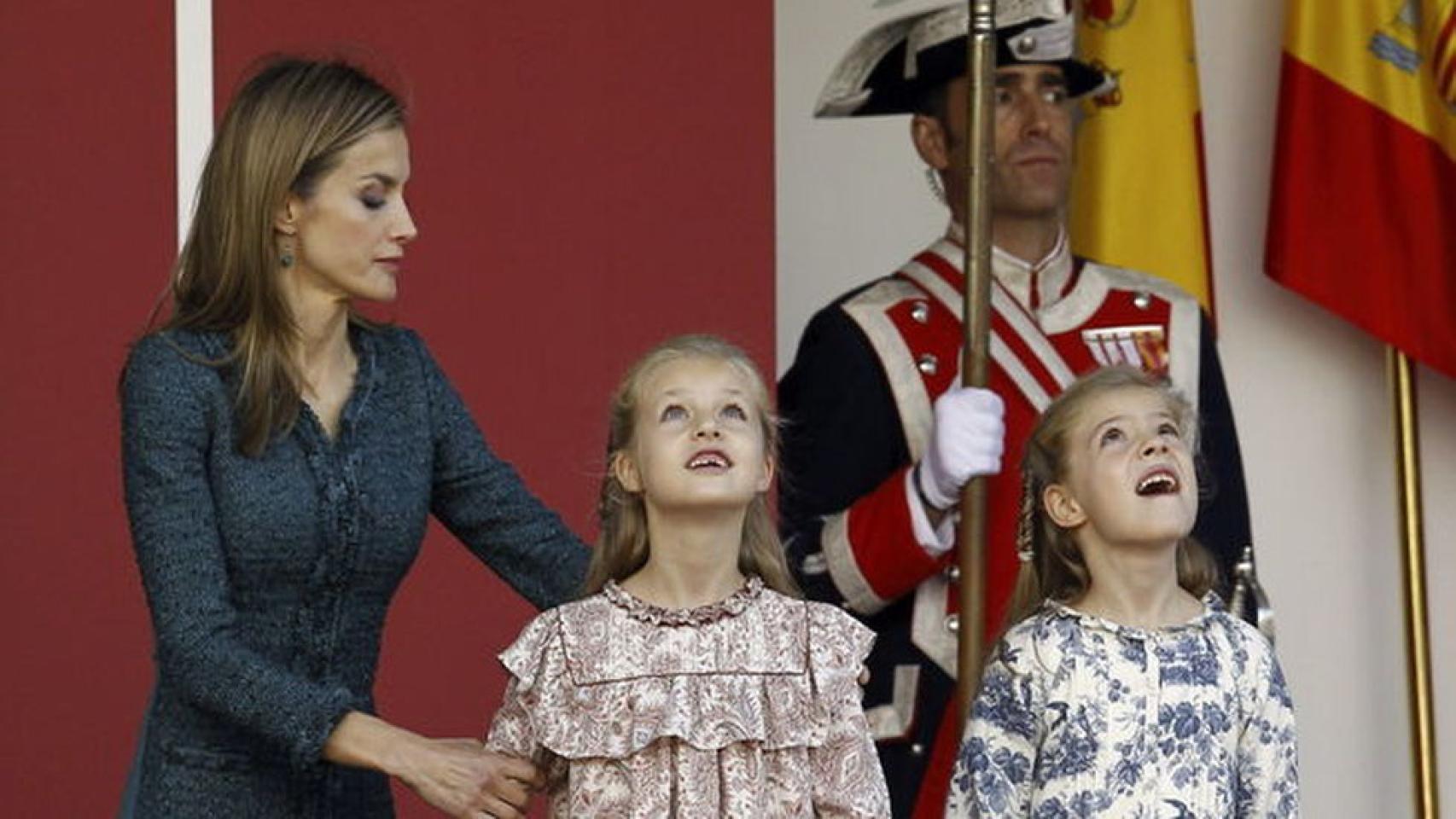 Doña Letizia siempre pendiente de Leonor y Sofía
