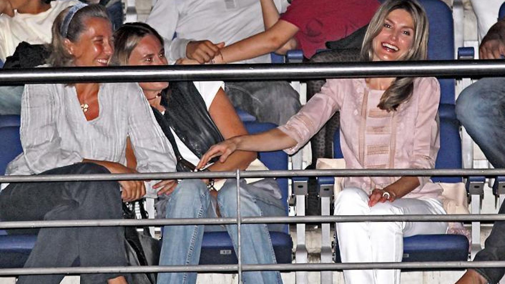 Doña Letizia disfrutando de un concierto con amigas