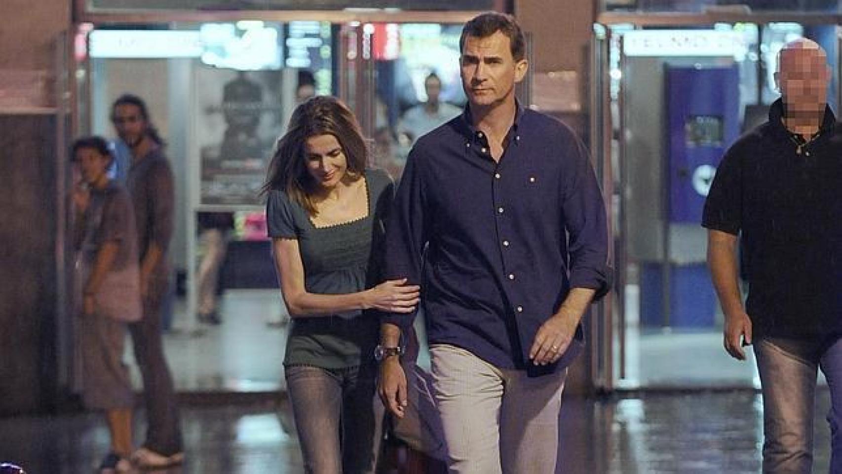 La Reina es feliz yendo al cine con su marido