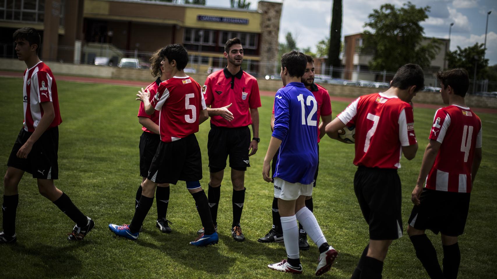 Tomillero saluda a los cadetes que han disputado el partido solidario