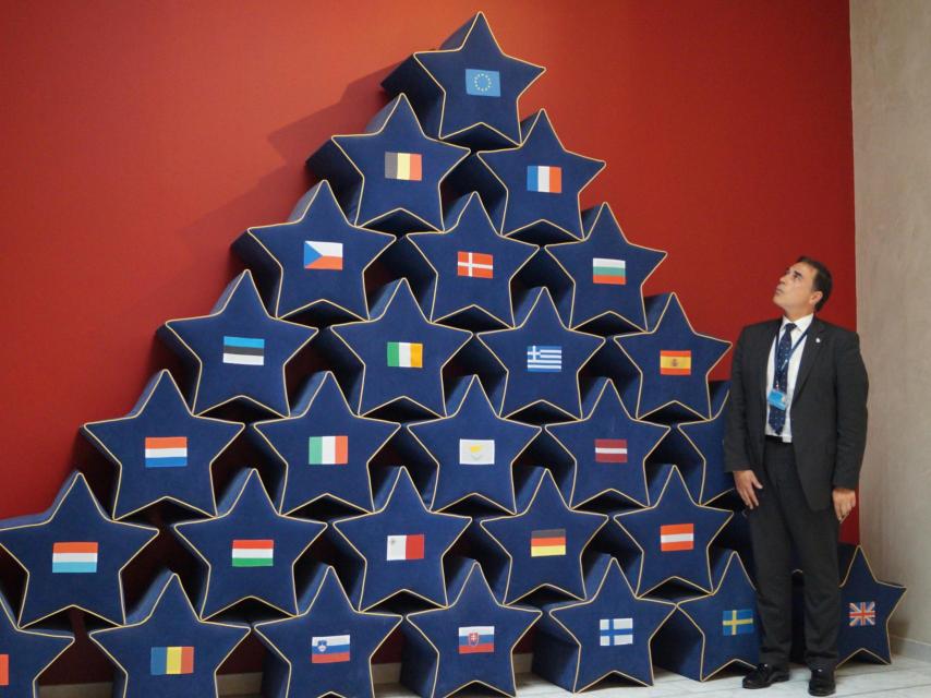 El ujier español observa la bandera de la Unión Europea presidiendo el Club de los 28.