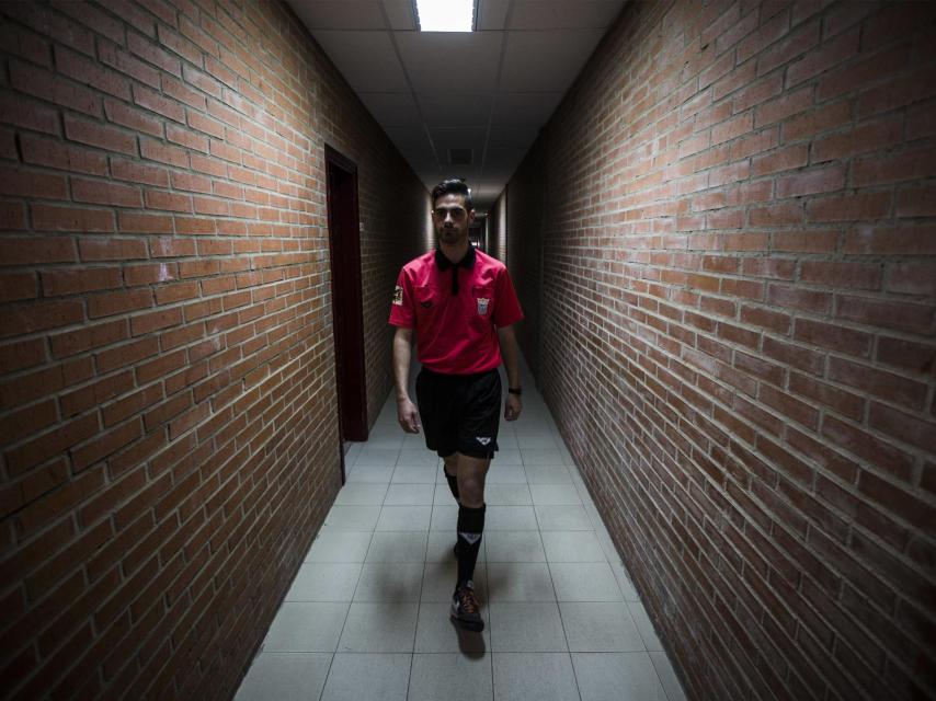 Tomillero momentos antes de saltar al terreno de juego para arbitrar el partido entre cadetes