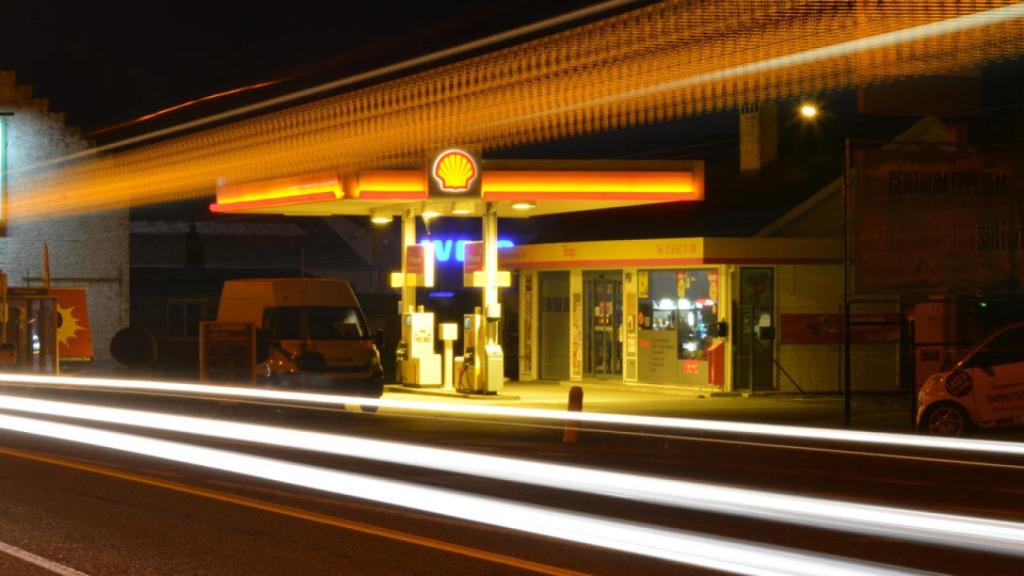 La prohibición del teléfono en gasolineras, ¿mito o realidad?