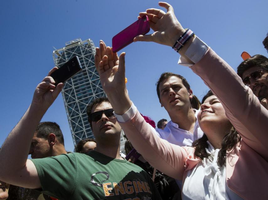 Albert Rivera se fotografía con varios seguidores al término del evento.