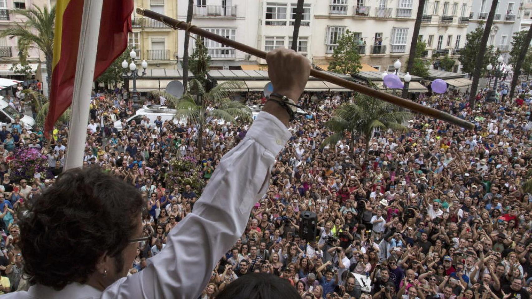 El Kichi saluda desde el balcón del Ayuntamiento tras tomar posesión de su cargo.