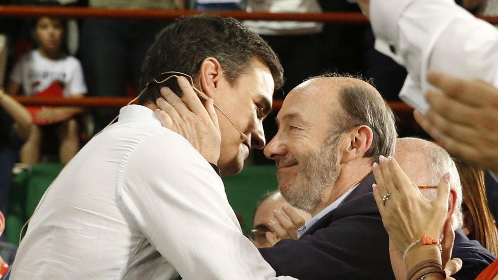 Rubalcaba, en un mitin de precampaña con Sánchez en Madrid.