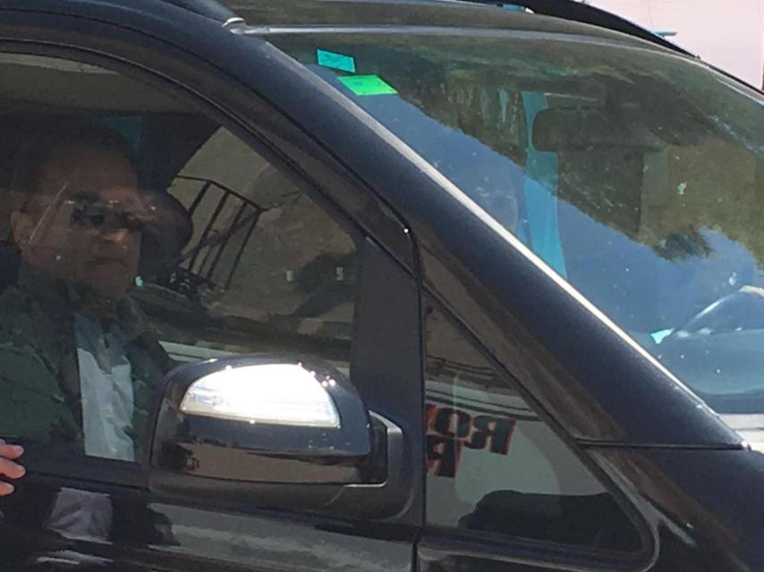 Arnold Schwarzenegger, en el interior de su coche.