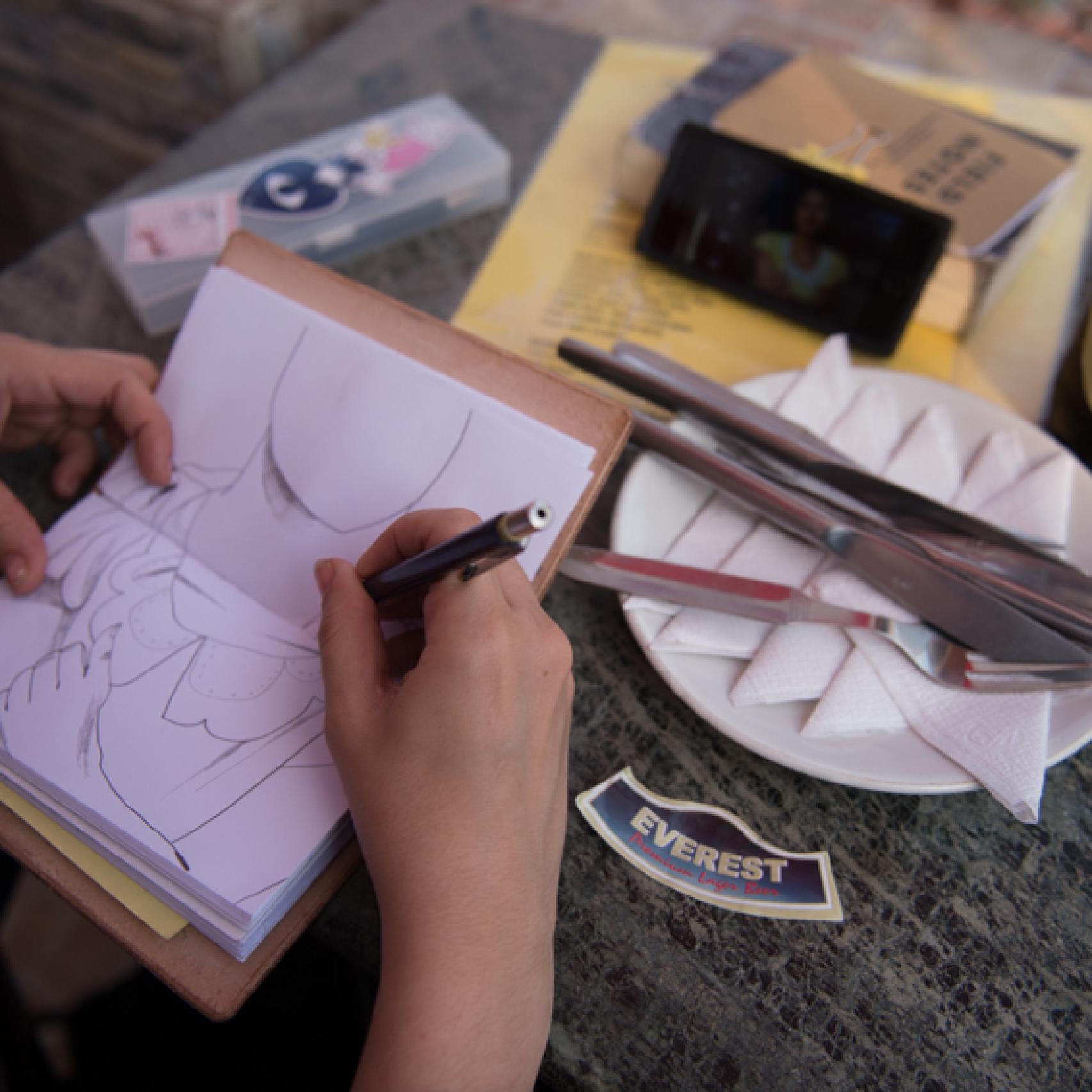 María Herreros toma unos apuntes antes de empezar su trabajo en la escuela.