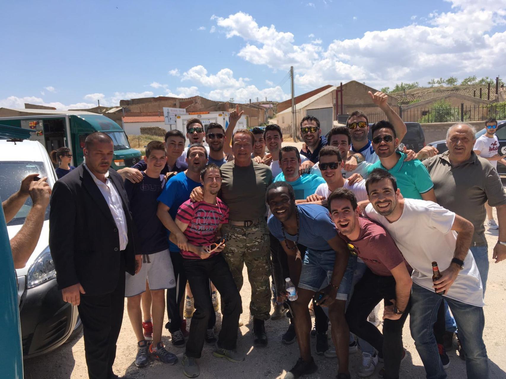 Arnold Schwarzenegger se fotografía con unas personas en su visita a Belchite.