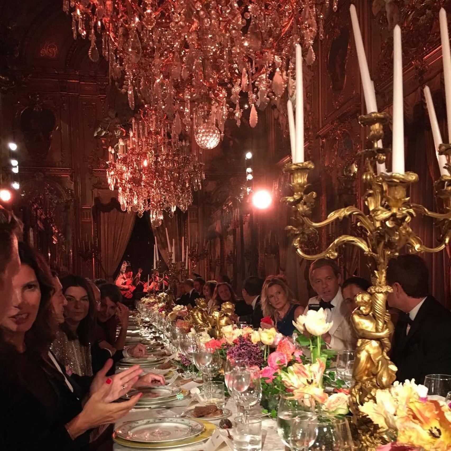 Michael Smith con esmoquin blanco en la cena de celebración de su cumpleaños