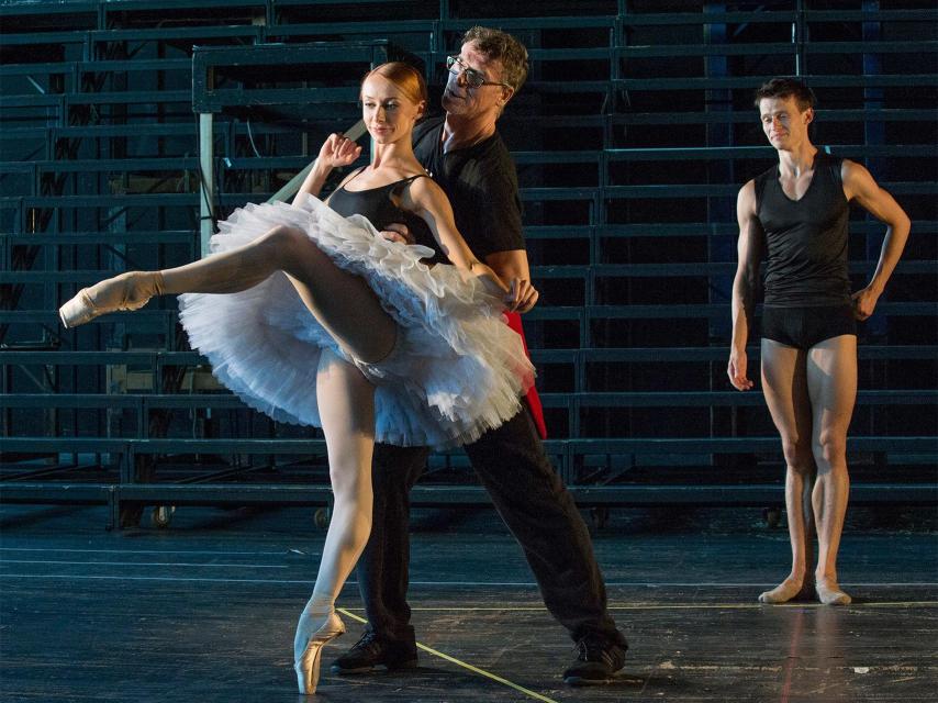 Nacho Duato ensaya con sus bailarines su espectáculo.