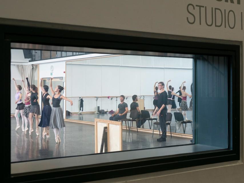 Nacho Duato observa el ensayo de sus bailarines.