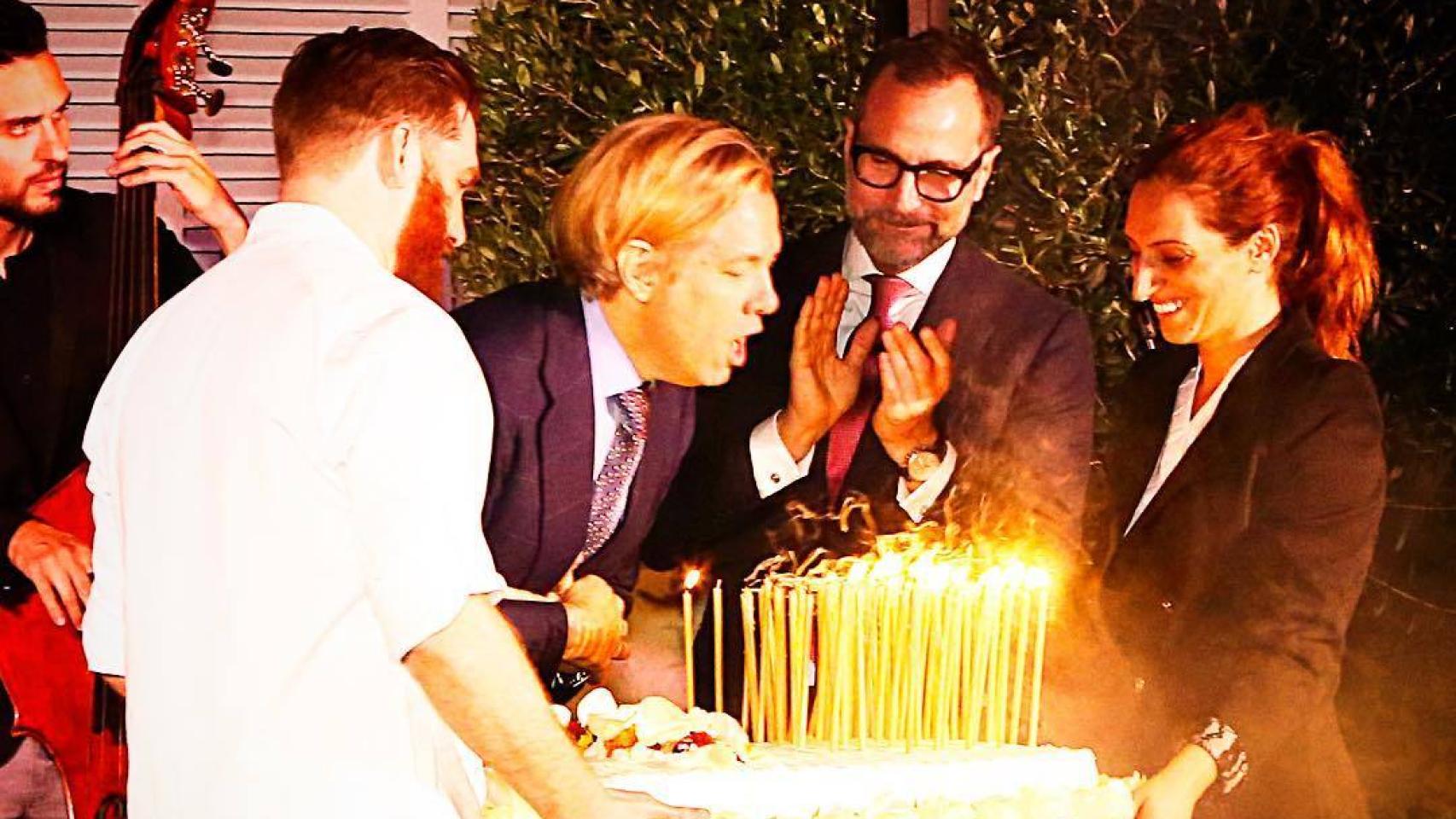 Michael Smith sopla las 52 velas de su cumpleaños acompañado de James Costos