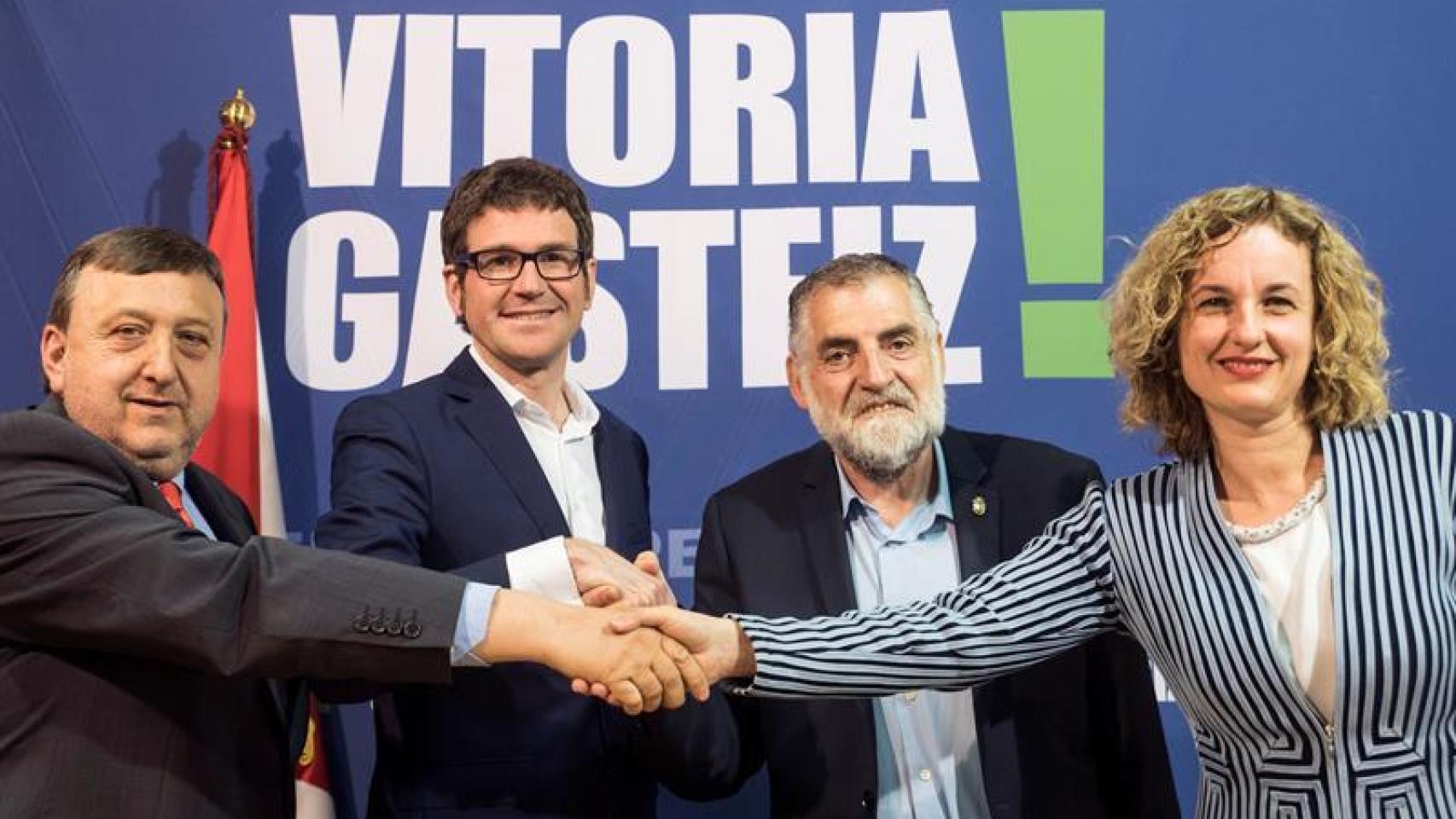 El presidente del Araba Buru Batzar, José Antonio Suso, Gorka Urtaran, Peio López de Munain y  Cristina González (PSE)