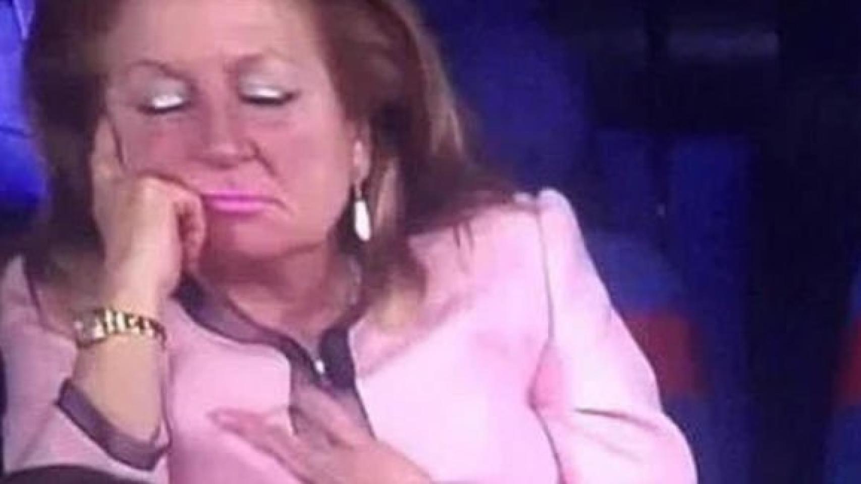 La mujer de Villar se durmió varias veces durante el partido