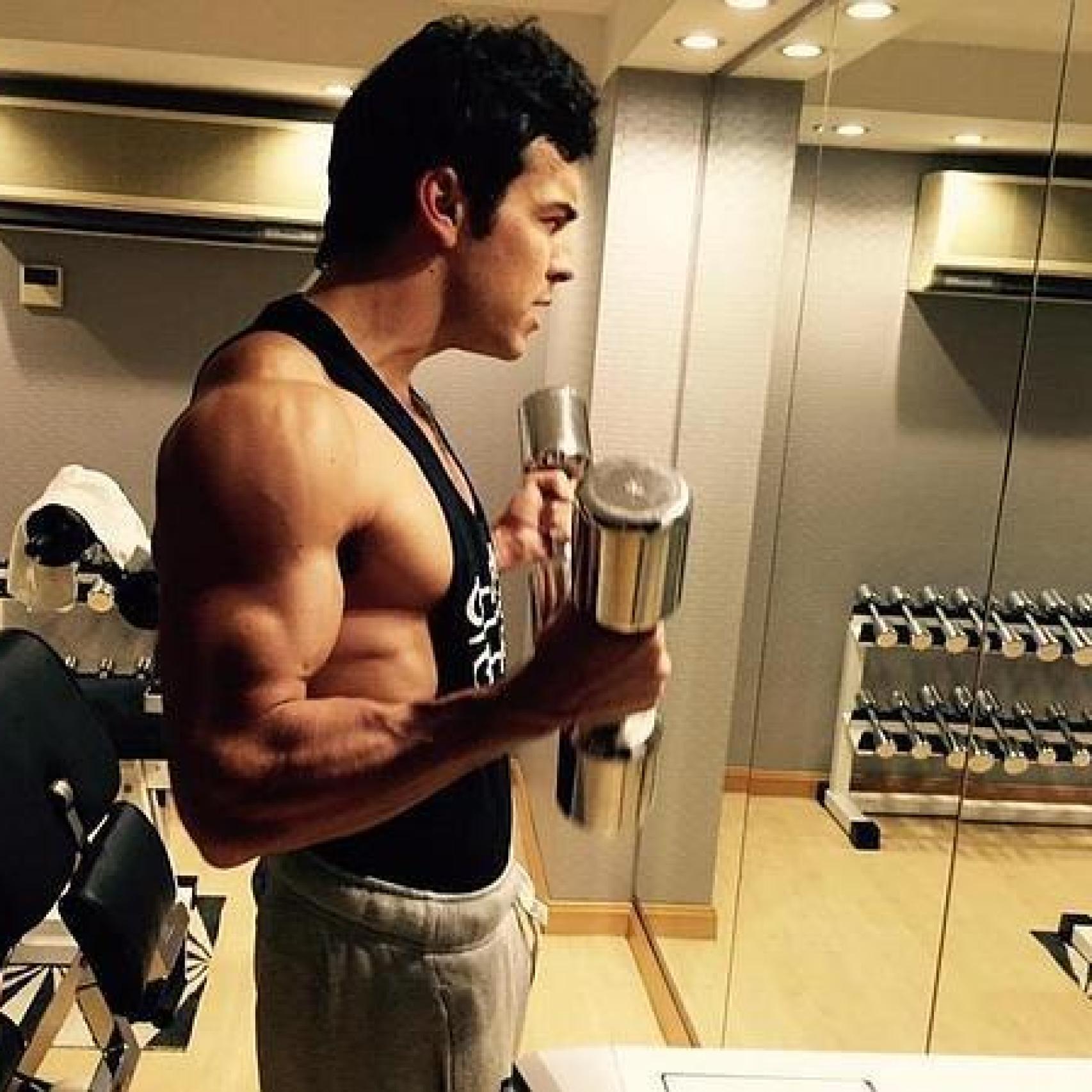 El actor luciendo cachas en el gimnasio