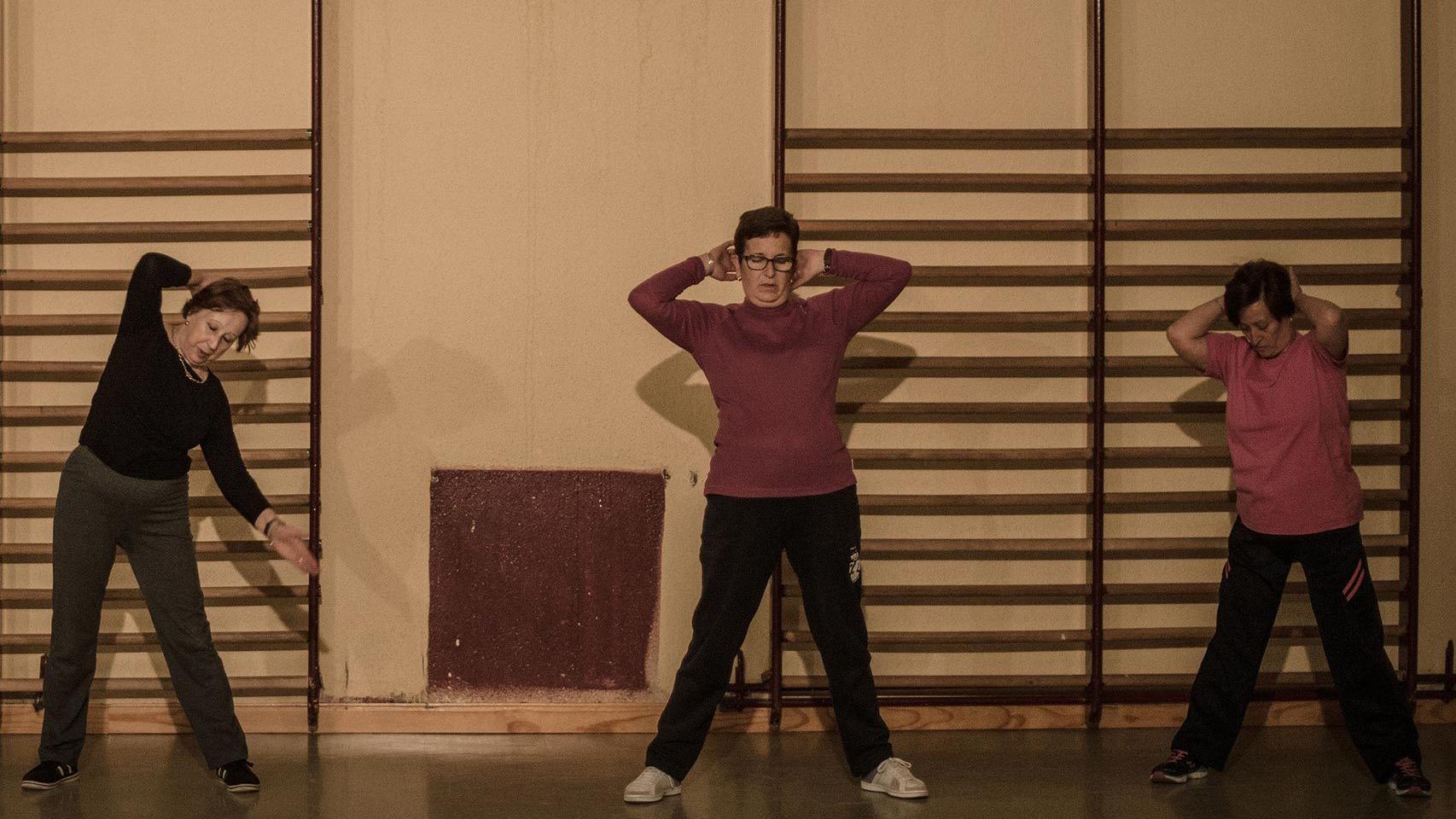 Un grupo de jubiladas haciendo ejercicio.