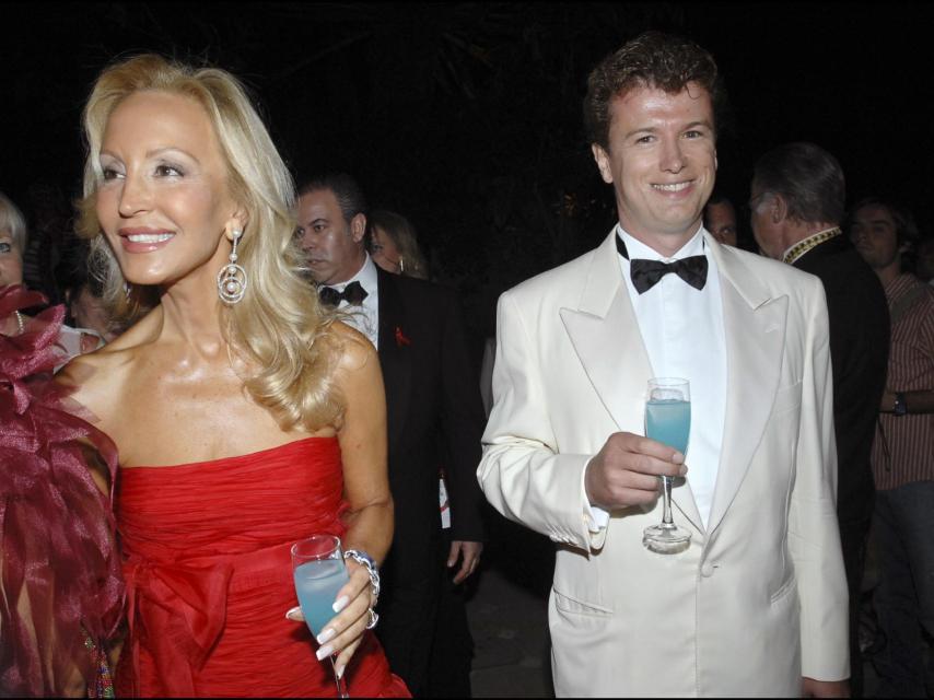 Carmen Lomana junto a Javier Rigau en la Gala de la Concordia en el Marbella Club