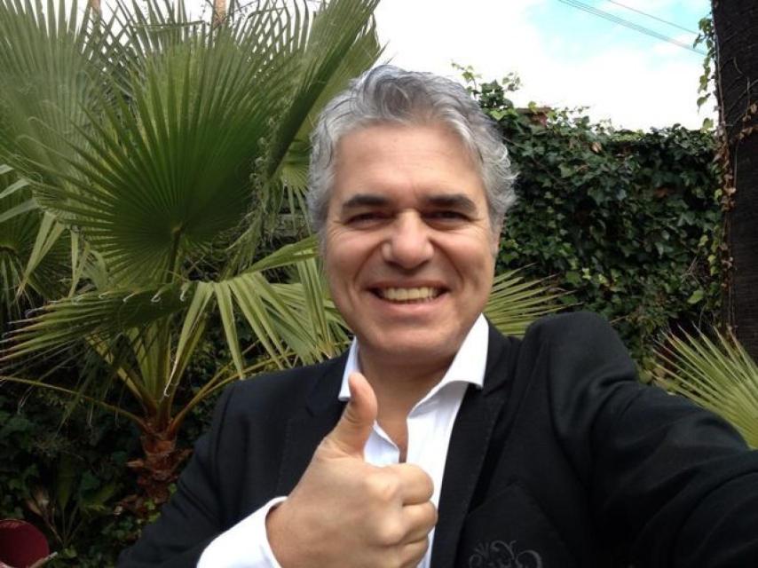 El actor y presentador Agustín Bravo sonríe desde una fotografía de su red social.