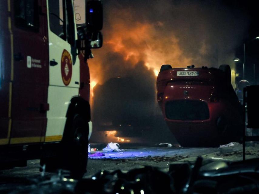 Imagen de los destrozos provocados tras los enfrentamientos entre Mossos y 'okupas'.